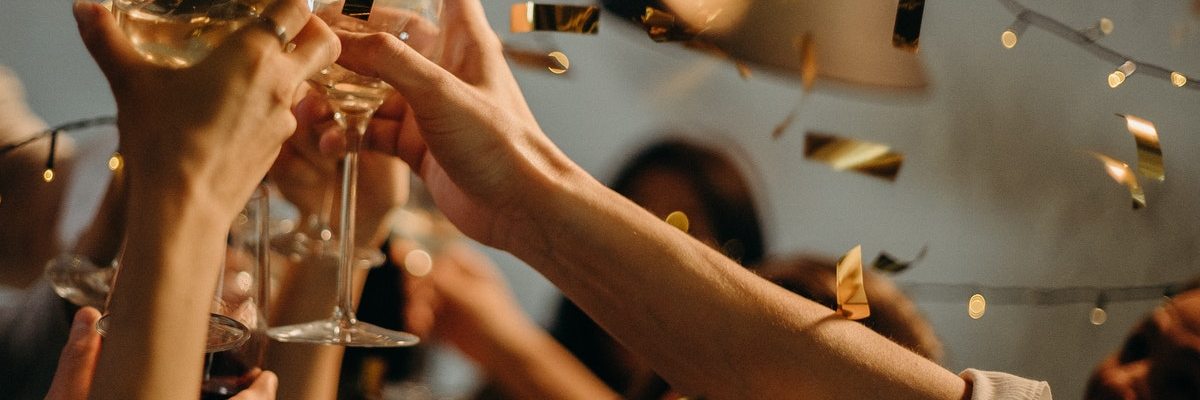 People toasting wine glasses Capodanno
